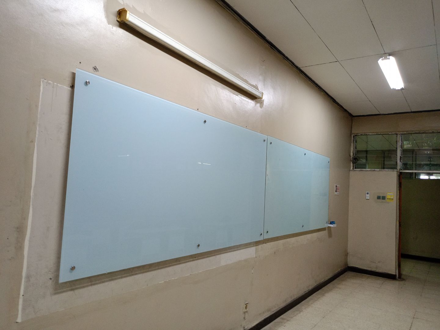 cari produsen glassboard bandung?