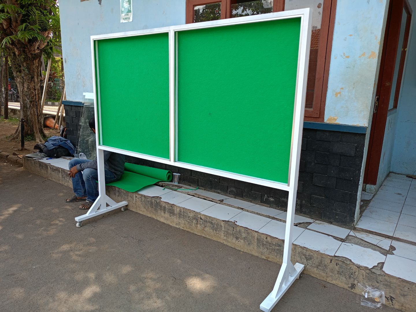 mading board standing rangka besi 200x100