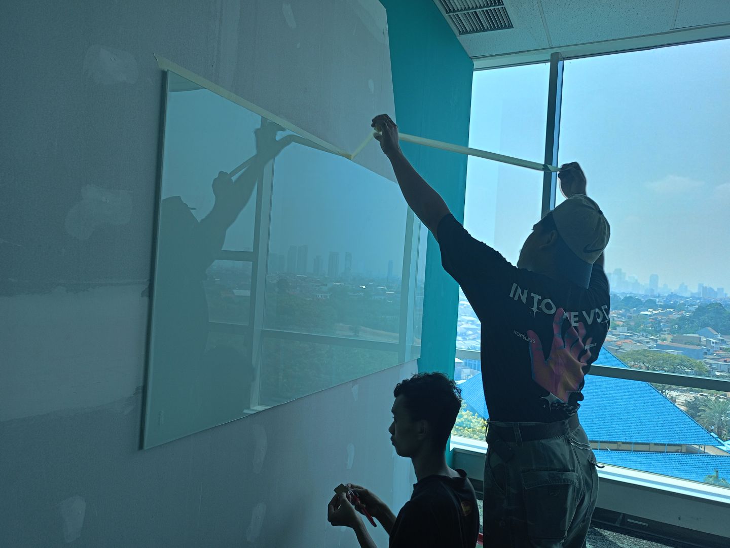 Pengadaan Dan Instalasi Kaca Glasstone  & Bronze Mirror Office PT Neo Energy