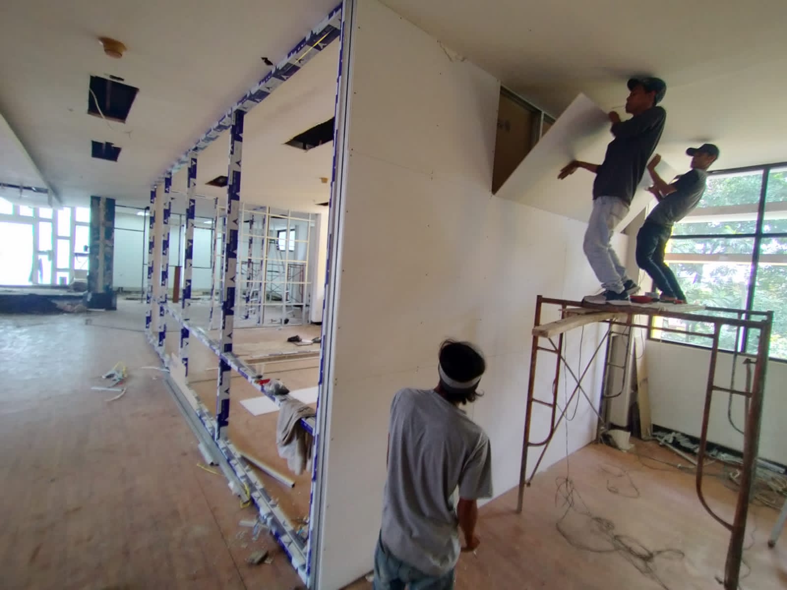 Pemasangan Partisi gypsum & kaca Gedung Tekmira Bandung