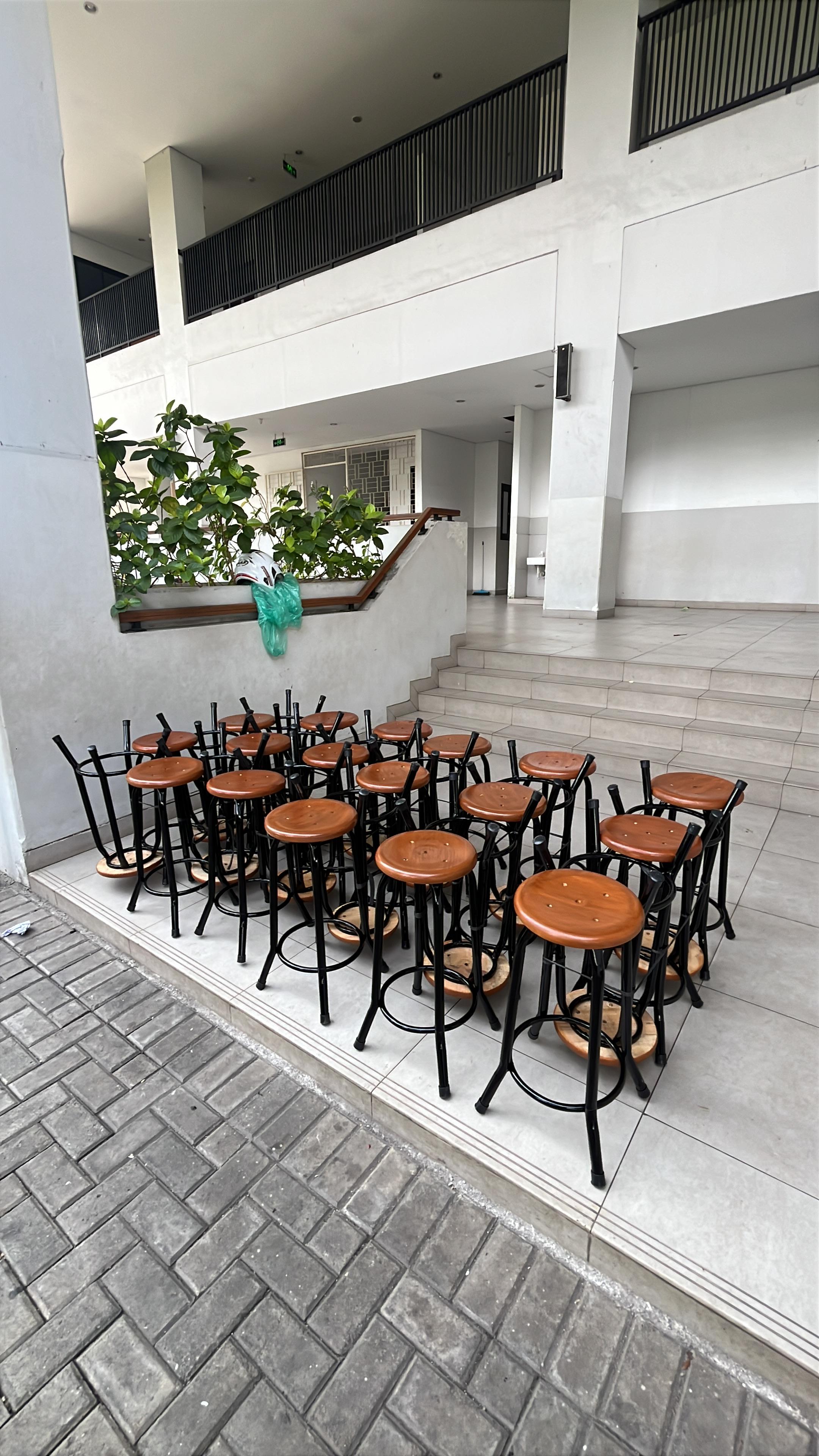 kursi lab besi bulat